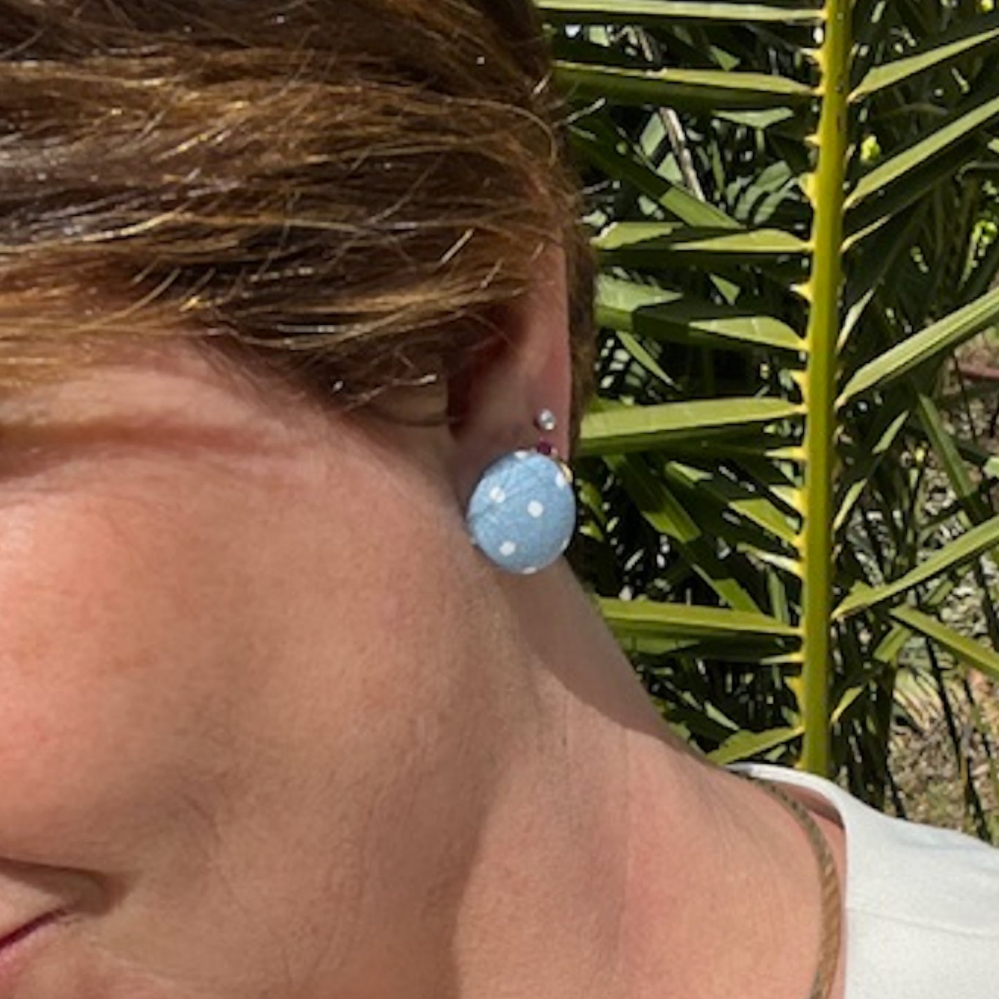 Orecchini a bottone tessuto azzurro pois bianchi