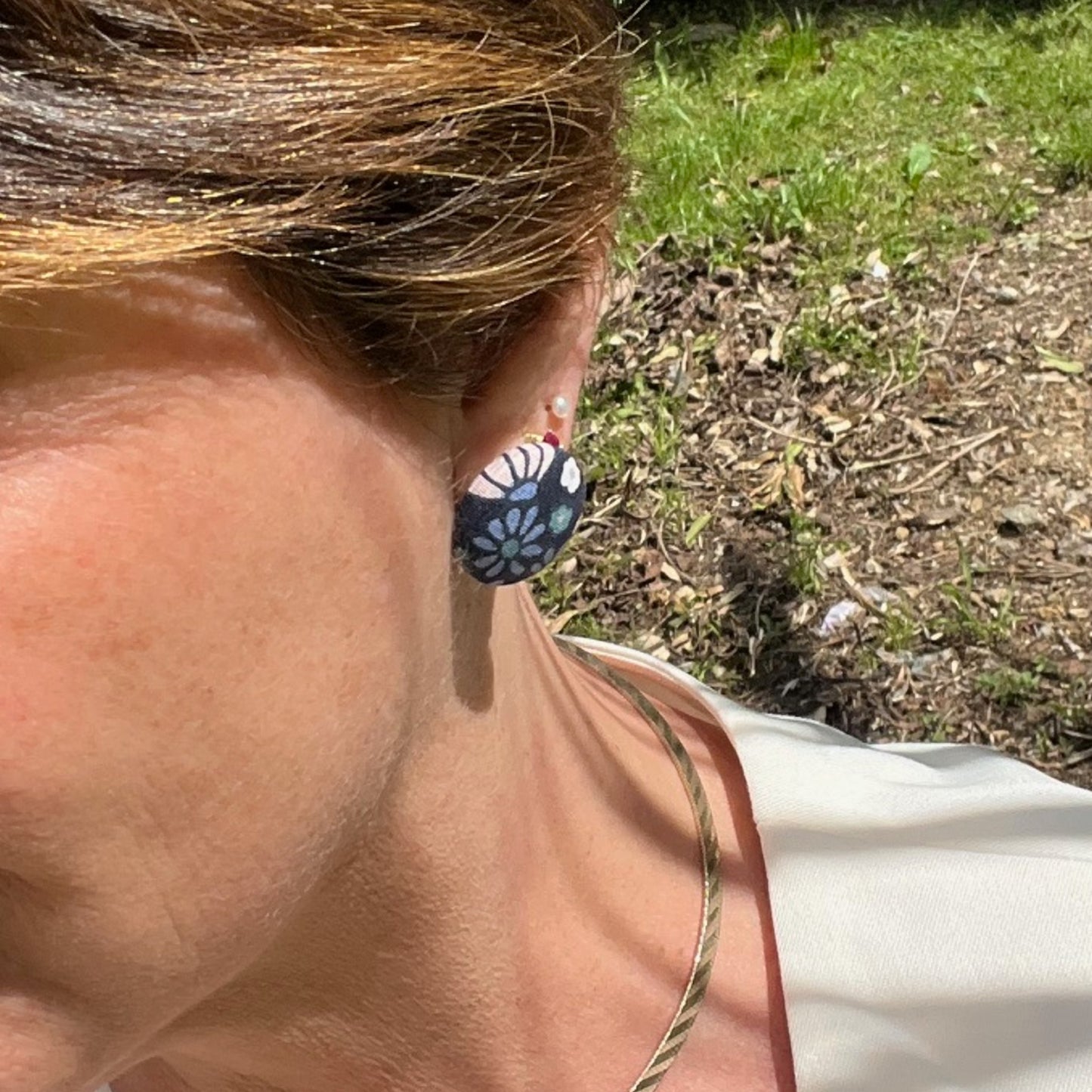 Orecchini a bottone tessuto flower blu