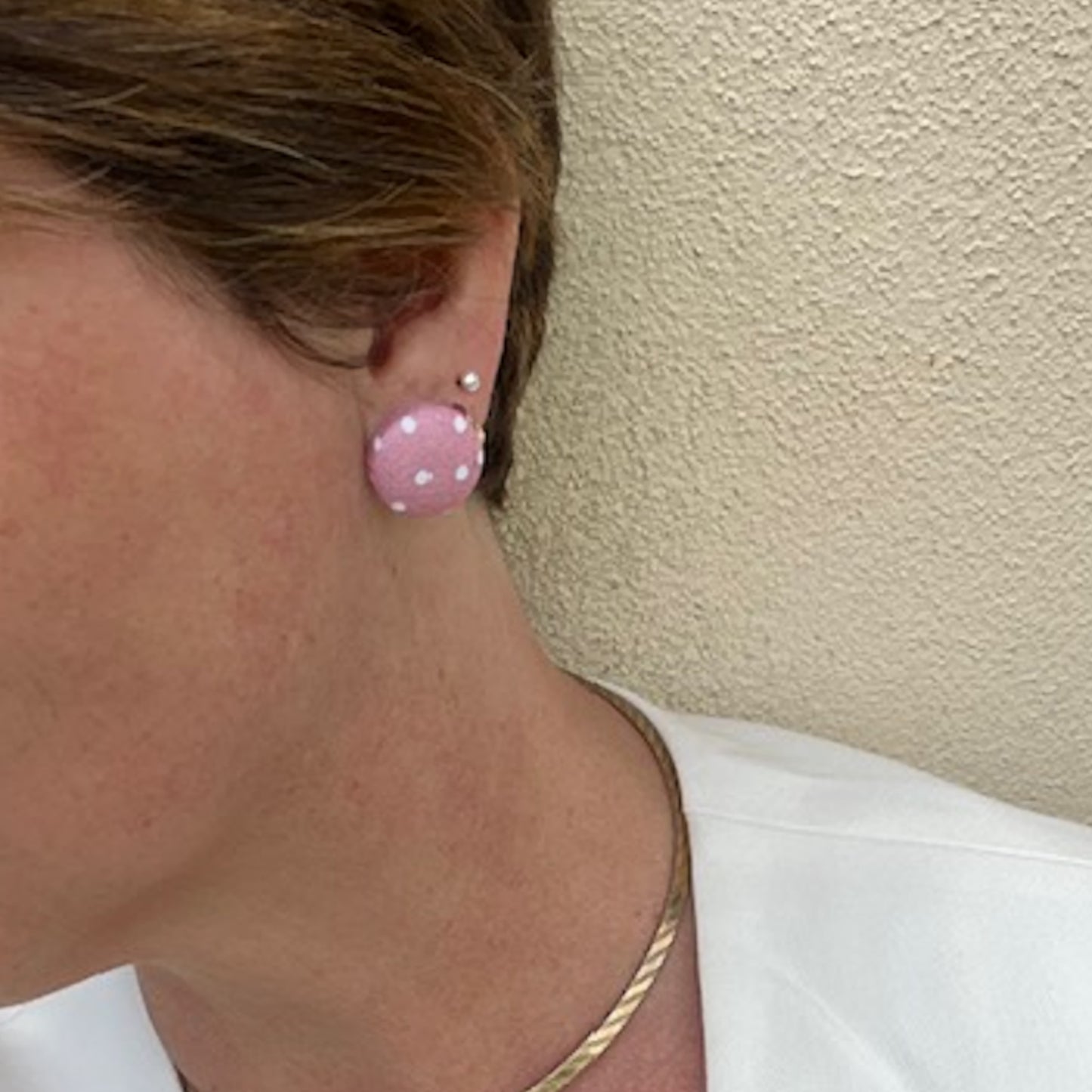 Orecchini a bottone tessuto rosa pois bianchi