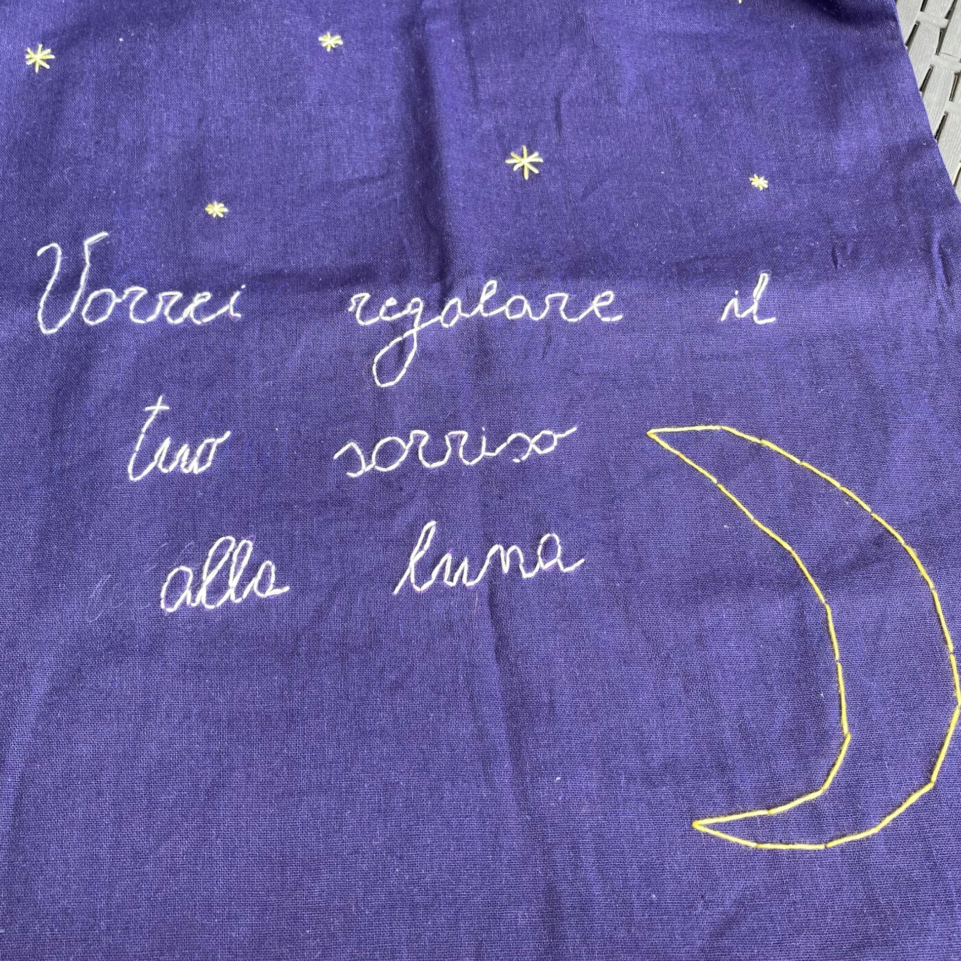 borsa ricamata con scritta e disegno luna blu 