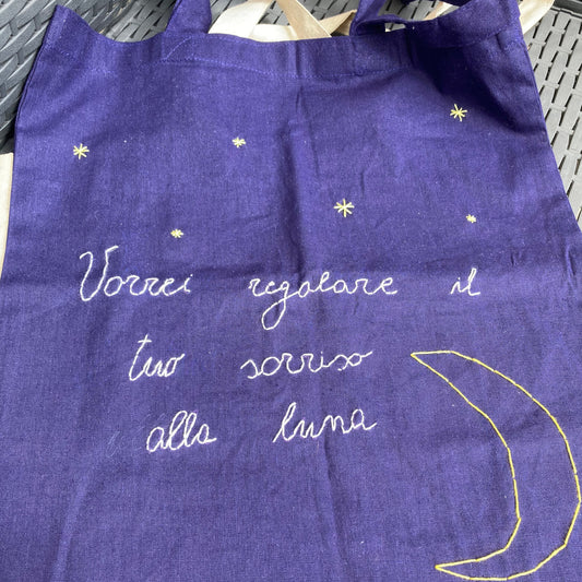 borsa ricamata con scritta e disegno luna blu 