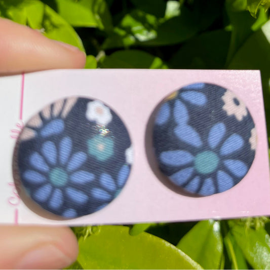 Orecchini a bottone tessuto flower blu