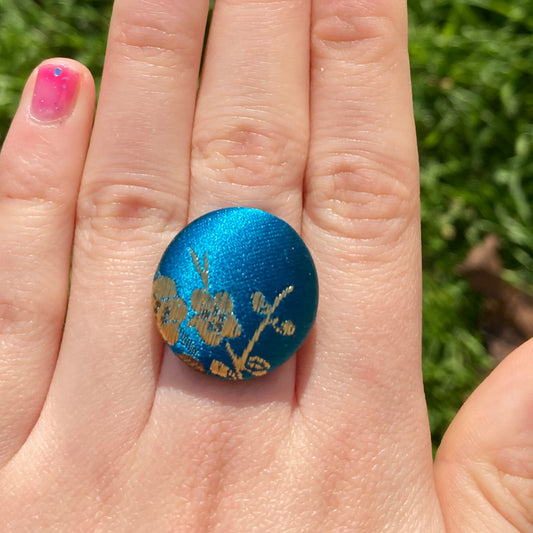 anello a bottone in seta blu con fiori oro