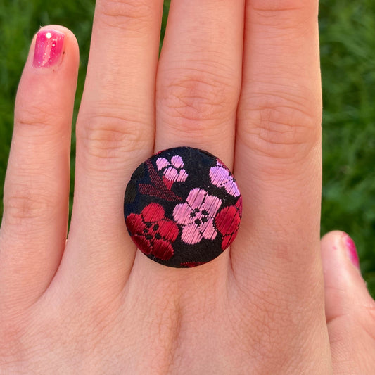 anello a bottone in seta nero con fiori