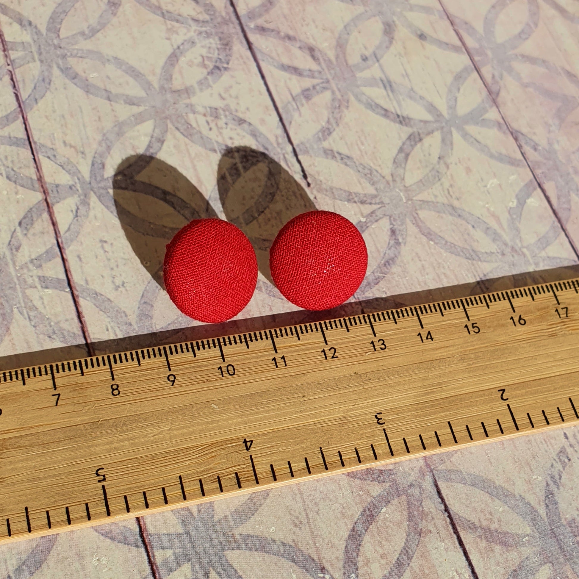 orecchini a bottone rosso tinta unita misura