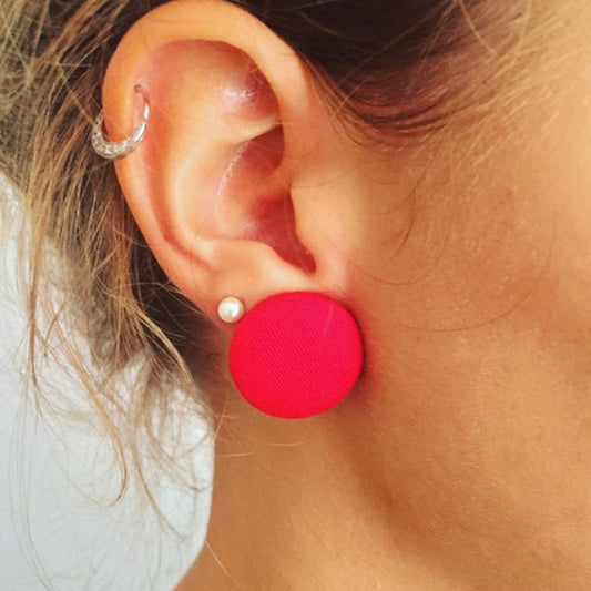 orecchini a bottone rosso tinta unita indossati